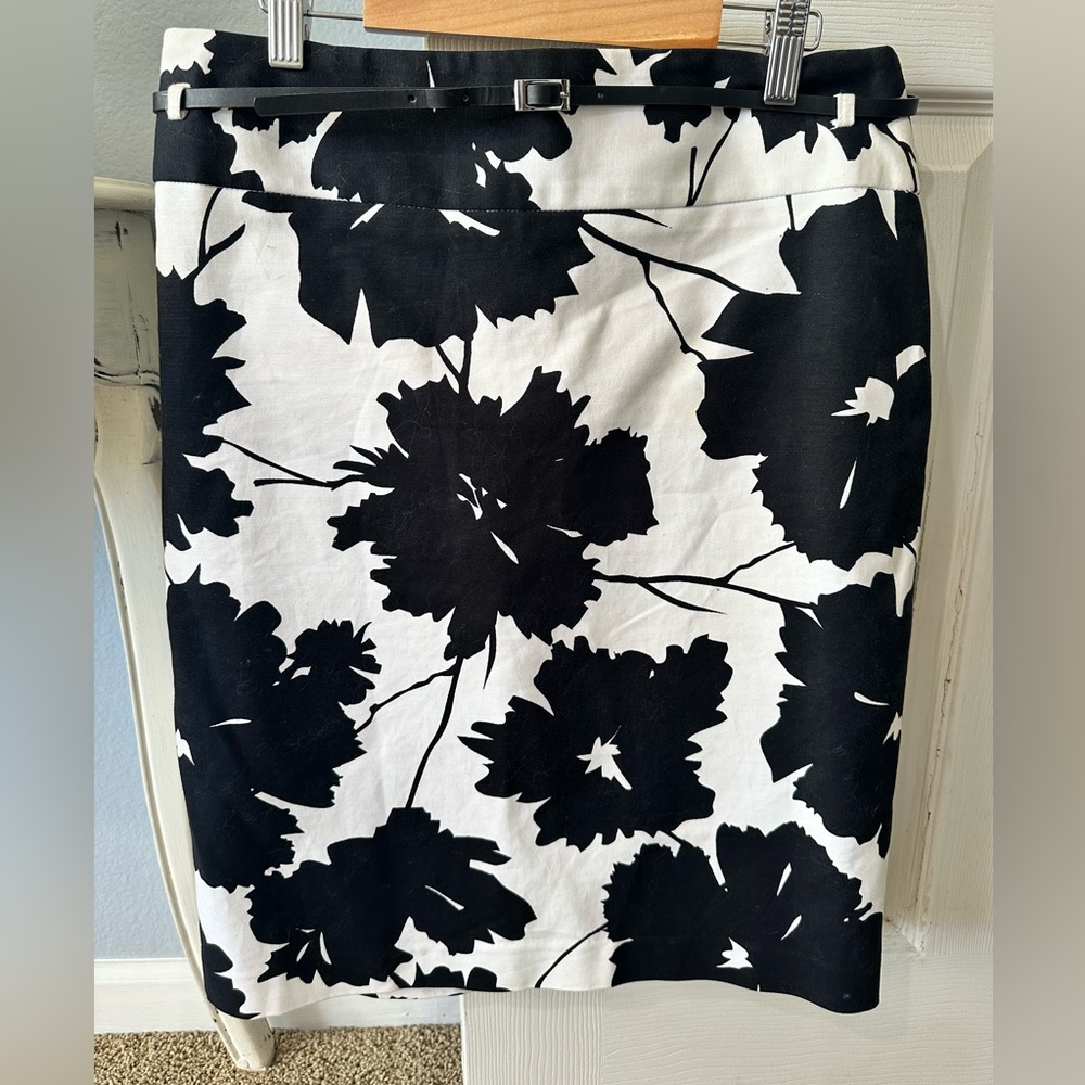 Liz Claiborne Black and White Floral Pencil Skirt Size 8